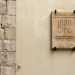 ...sul quale  affissa una lastra commemorativa che ne ricorda la posizione. La sinagoga venne per demolita alla fine dellXI secolo